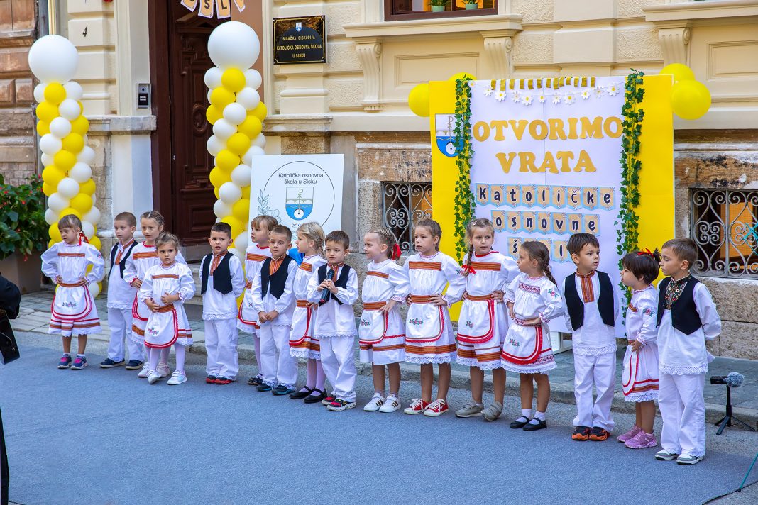 Otvorena i blagoslovljena Katolička osnovna škola u Sisku Otvorena i blagoslovljena Katolička osnovna škola u Sisku
