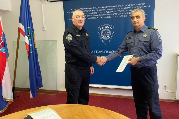Alenko Vrđuka preuzeo rukovođenje Policijskom upravom sisačko-moslavačkom Alenko Vrđuka preuzeo rukovođenje Policijskom upravom sisačko-moslavačkom