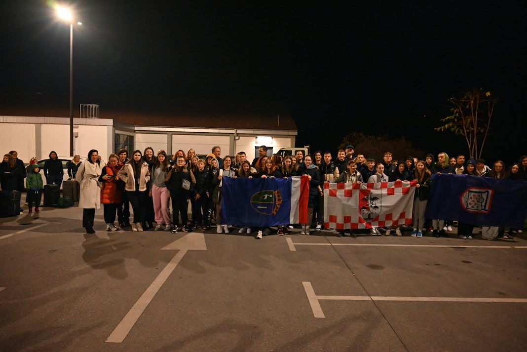 Učenici i nastavnici iz Petrinje i Gline otputovali u Švicarsku na interkulturalni projekt Učenici i nastavnici iz Petrinje i Gline otputovali u Švicarsku na interkulturalni projekt