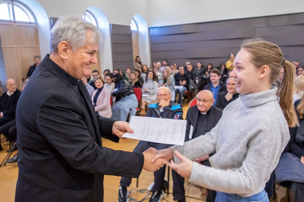 Dodijeljene 93 stipendije studentima s područja Sisačke biskupije Dodijeljene 93 stipendije studentima s područja Sisačke biskupije