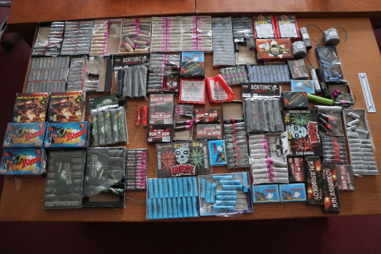 Na sisačkom području pretragom pronađeno gotovo 10 kilograma pirotehničkih sredstava Na sisačkom području pretragom pronađeno gotovo 10 kilograma pirotehničkih sredstava