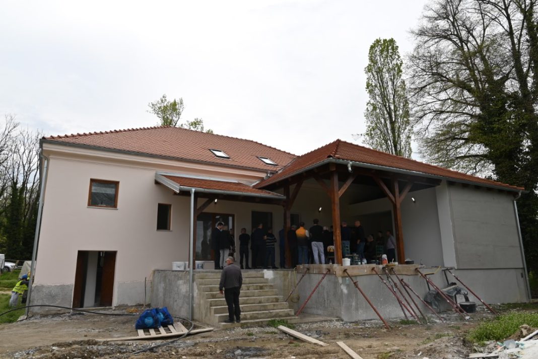 Pri završetku je obnova kurije Oberhofer Hangi u Čigoču Pri završetku je obnova kurije Oberhofer Hangi u Čigoču