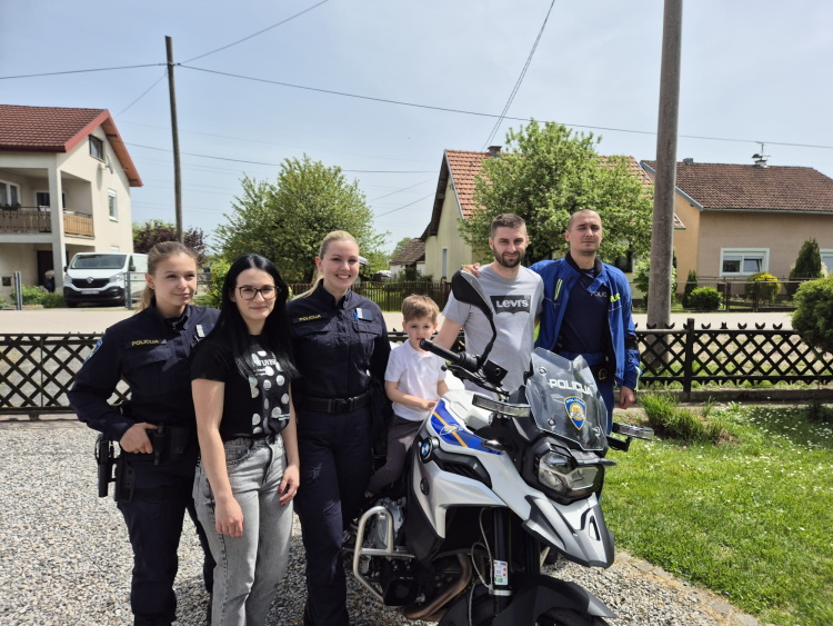 Policajci iznenadili Franka za 4. rođendan i ispunili mu najveću želju Policajci iznenadili Franka za 4. rođendan i ispunili mu najveću želju