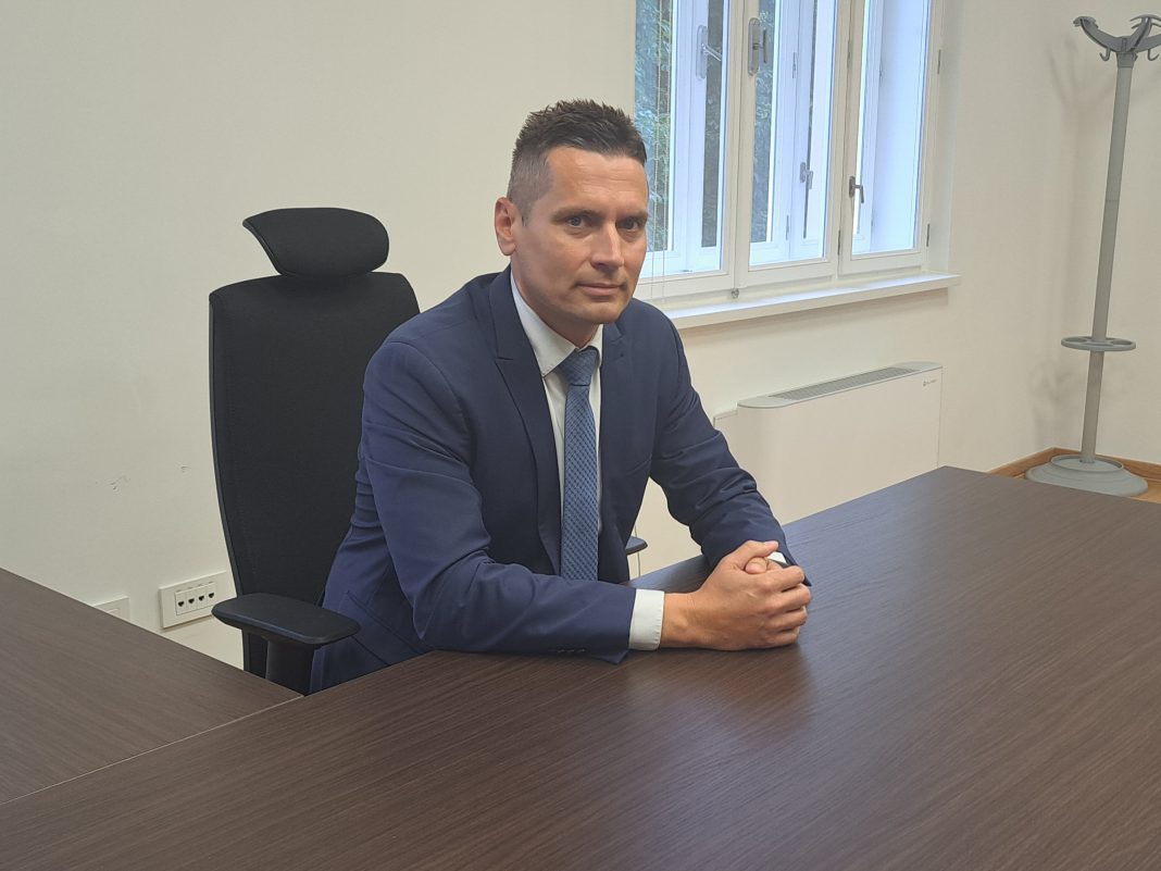 Povećana duplo plaća gradonačelniku Siska – smanjili koeficijent, ali puno više povećali osnovicu Povećana duplo plaća gradonačelniku Siska – smanjili koeficijent, ali puno više povećali osnovicu