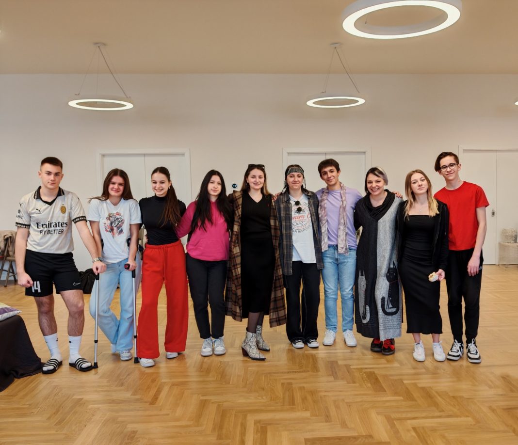 Dramska skupina Gimnazije Sisak izvest će predstavu “Bum-tras, ljubavni spas!” Dramska skupina Gimnazije Sisak izvest će predstavu “Bum-tras, ljubavni spas!”