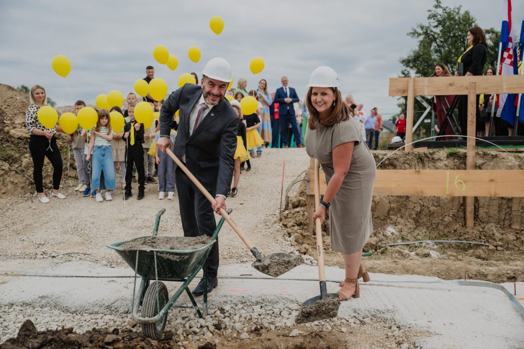 Položen kamen temeljac za novi dječji vrtić Gita u Novskoj Položen kamen temeljac za novi dječji vrtić Gita u Novskoj