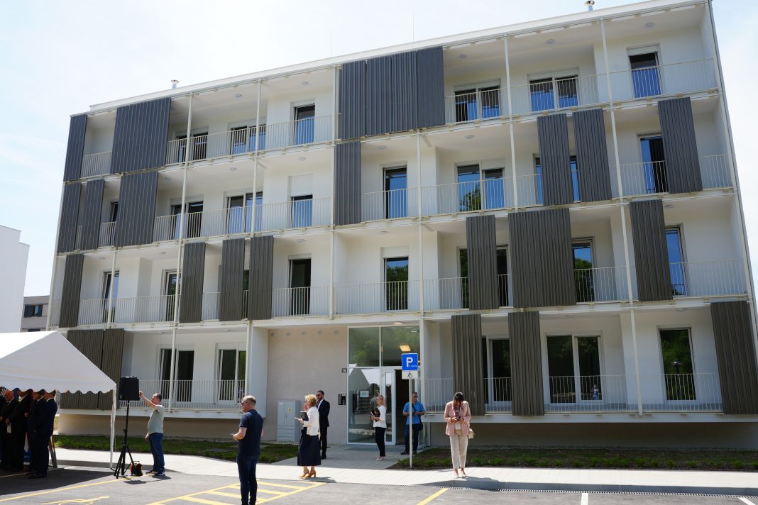 Premijer Plenković otvorio dvije nove višestambene zgrade u Sisku Premijer Plenković otvorio dvije nove višestambene zgrade u Sisku