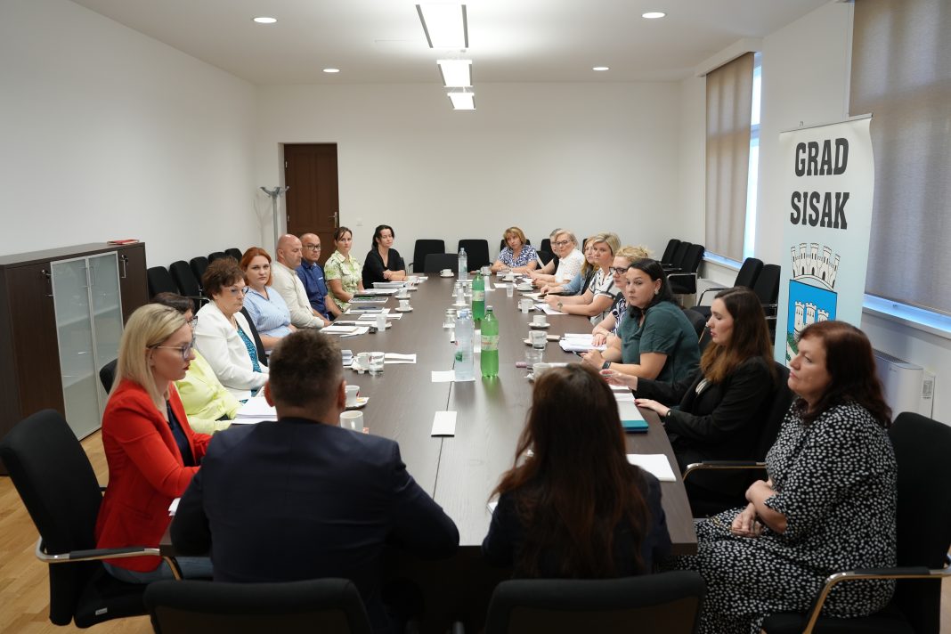 Održan radni sastanak s ravnateljima sisačkih vrtića i škola Održan radni sastanak s ravnateljima sisačkih vrtića i škola