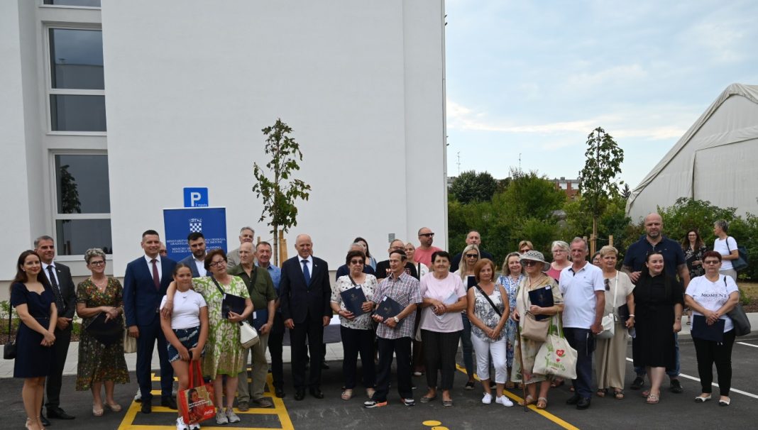 U Sisku uručeni ključevi 38 stanova u Ulici Frana Kršinića U Sisku uručeni ključevi 38 stanova u Ulici Frana Kršinića