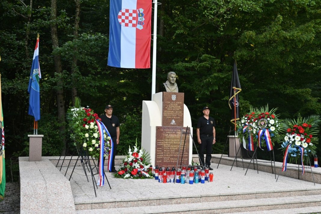 Odana počast brigadnom generalu Stjepanu Grgcu i suborcima poginulima u Kotar šumi Odana počast brigadnom generalu Stjepanu Grgcu i suborcima poginulima u Kotar šumi