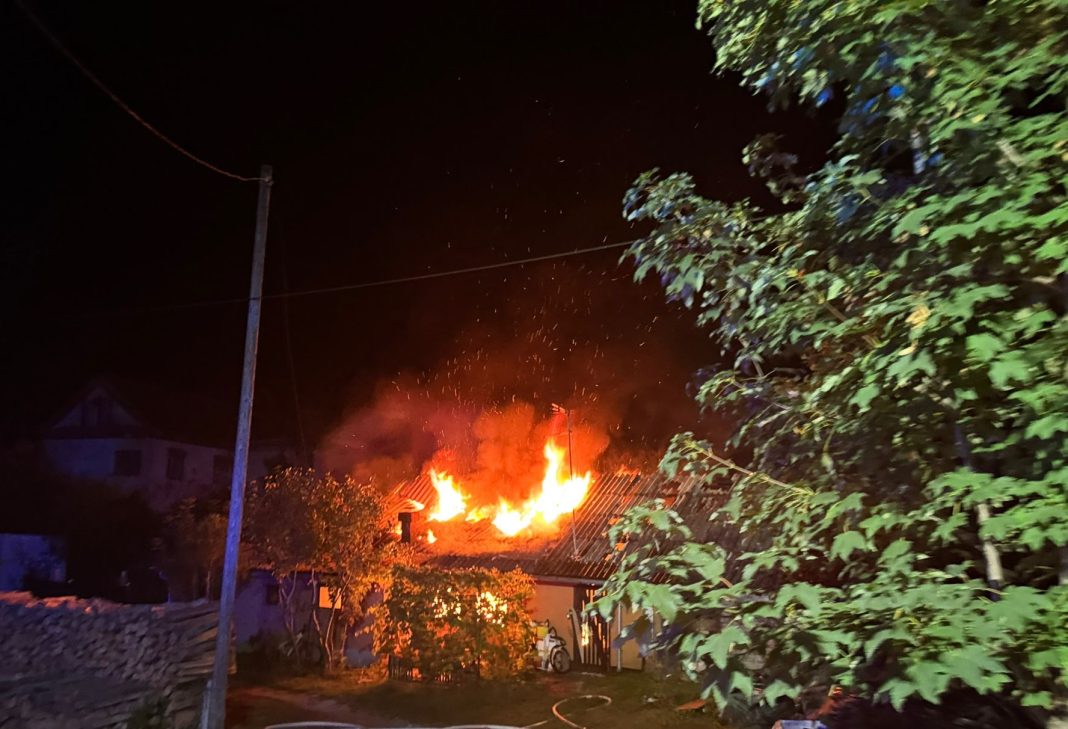 Požar automobila i napuštenog objekta Požar automobila i napuštenog objekta