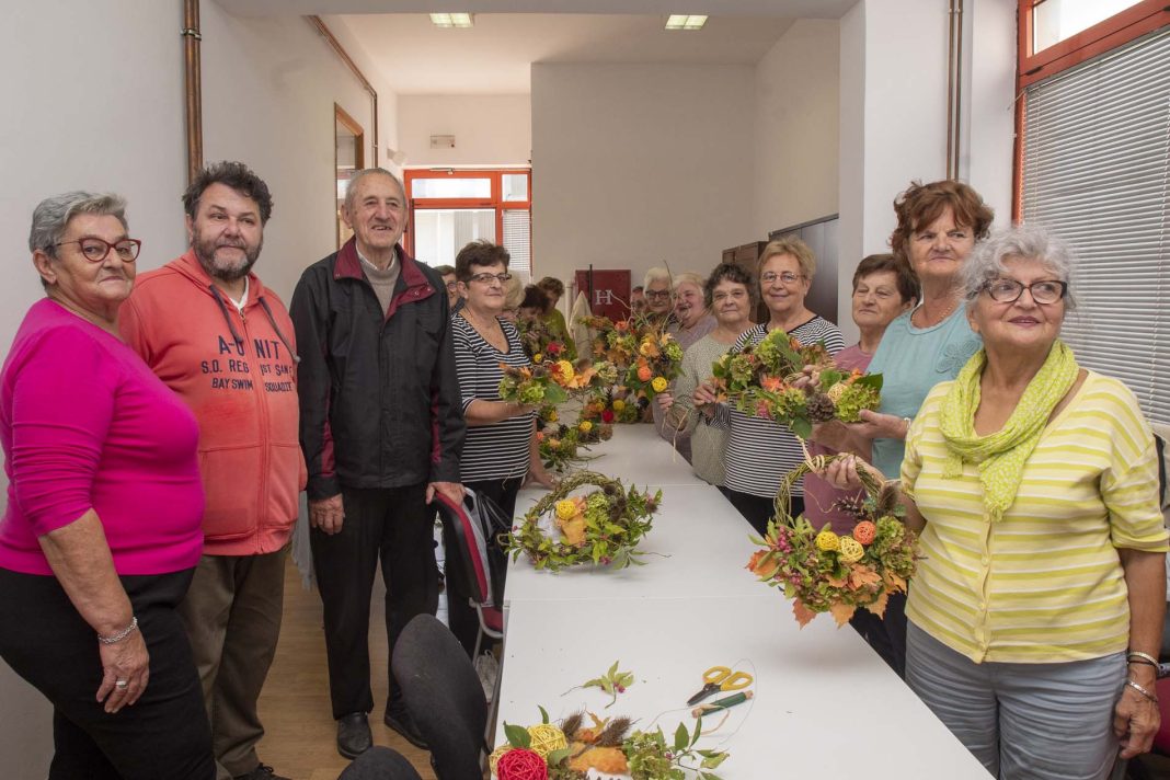 GALERIJA: Radionica izrade cvjetnih aranžmana u Dnevnom centru za umirovljenike GALERIJA: Radionica izrade cvjetnih aranžmana u Dnevnom centru za umirovljenike