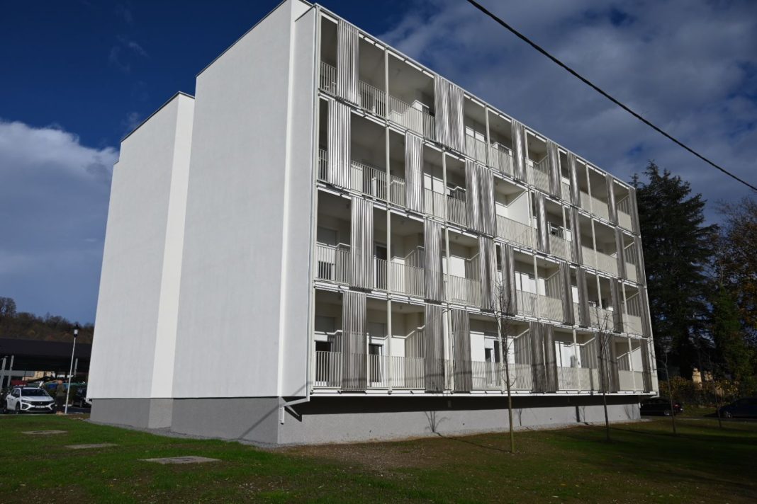 Nova zgrada i u Hrvatskoj Kostajnici Nova zgrada i u Hrvatskoj Kostajnici