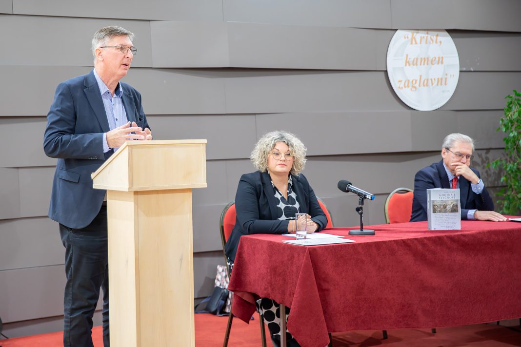 U Sisku predstavljena knjiga „Godina i vječnost“ U Sisku predstavljena knjiga „Godina i vječnost“