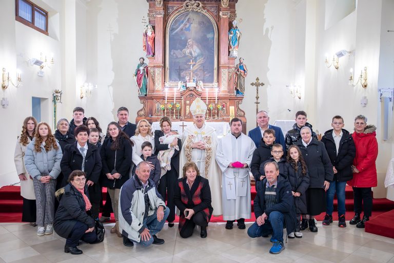 U Sunji biskup Košić krstio šesto dijete obitelji Jurić