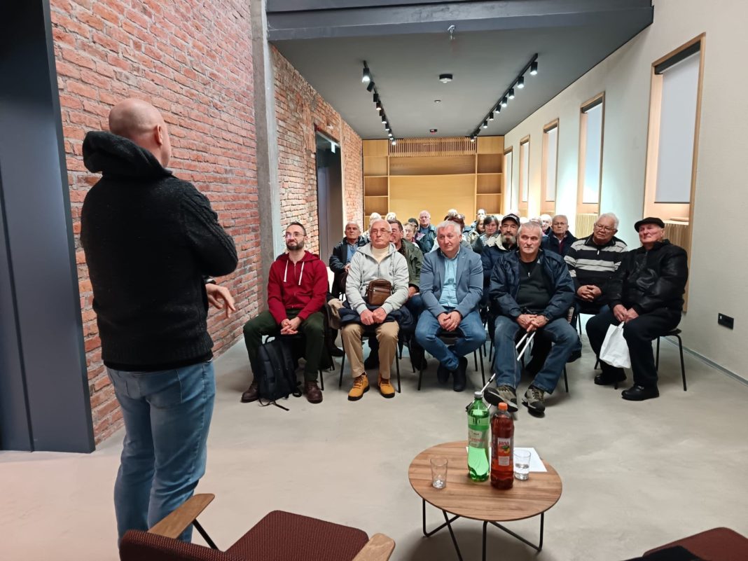 U Glini promovirana knjiga Šimuna Cimermana „Bitka na Sutjesci – pakao u raju“ U Glini promovirana knjiga Šimuna Cimermana „Bitka na Sutjesci – pakao u raju“