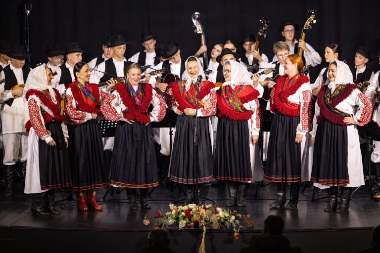 Zlatne plakete tamburaškom orkestru „Ivan Goran Kovačić“, srebrna za FA „Etno Siscia“