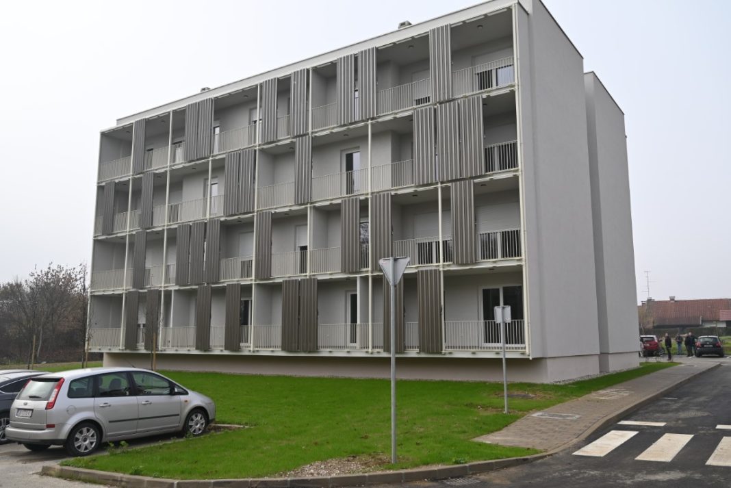 Uručeni ključevi stanova još jedne novoizgrađene višestambene zgrade u Sisku Uručeni ključevi stanova još jedne novoizgrađene višestambene zgrade u Sisku
