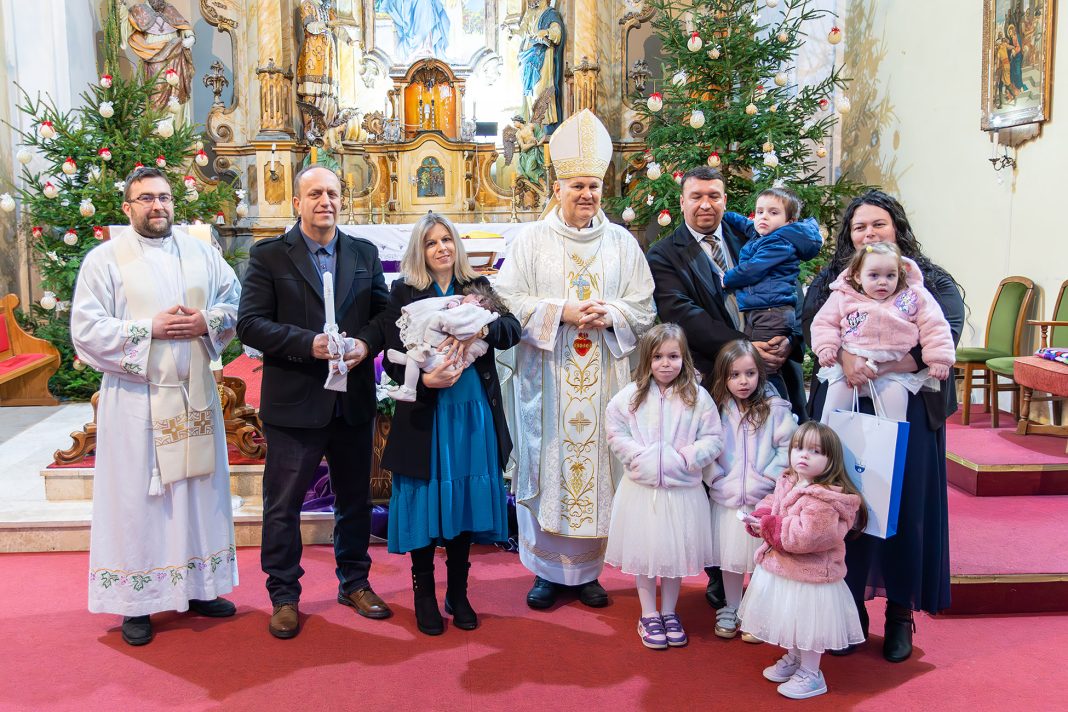 Biskup krstio šesto dijete obitelji Neman Biskup krstio šesto dijete obitelji Neman