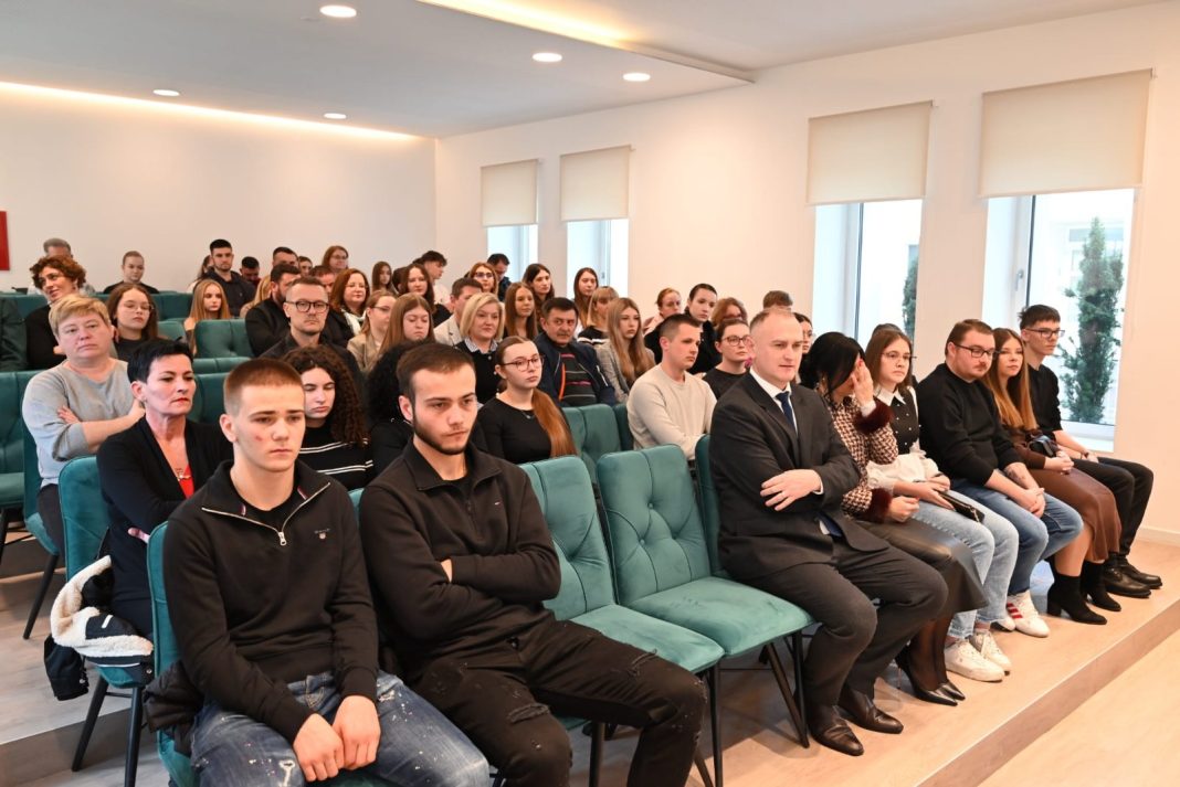 46 novih učenika i studenata u županijskom sustavu stipendiranja 46 novih učenika i studenata u županijskom sustavu stipendiranja