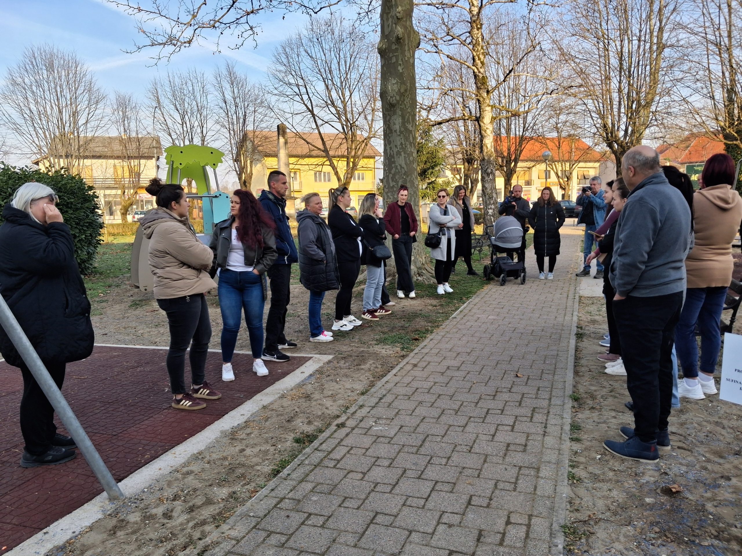 Okupljeni roditelji djece koja idu u Dječji vrtić Bambi Sunja