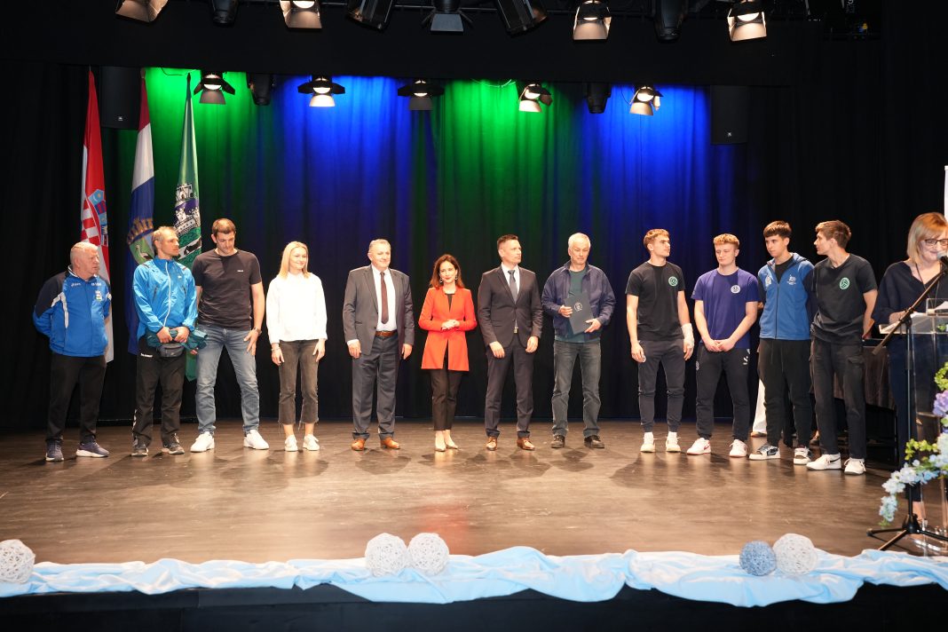 Uručeni ugovori sportskim klubovima i trenerima – najavljena ulaganja u sportsku infrastrukturu Uručeni ugovori sportskim klubovima i trenerima – najavljena ulaganja u sportsku infrastrukturu