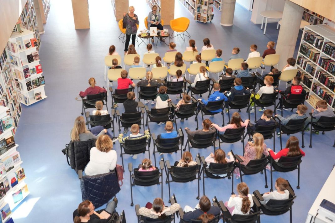 Maraton lijepe riječi u Sisku okupio je više od 200 učenika i brojne sisačke autore Maraton lijepe riječi u Sisku okupio je više od 200 učenika i brojne sisačke autore