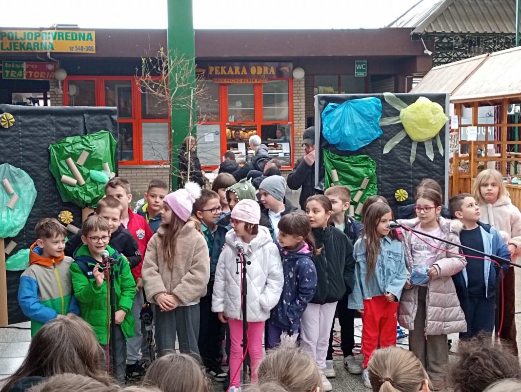 GALERIJA: Eko proljeće u bojama na Gradskoj tržnici Sisak GALERIJA: Eko proljeće u bojama na Gradskoj tržnici Sisak