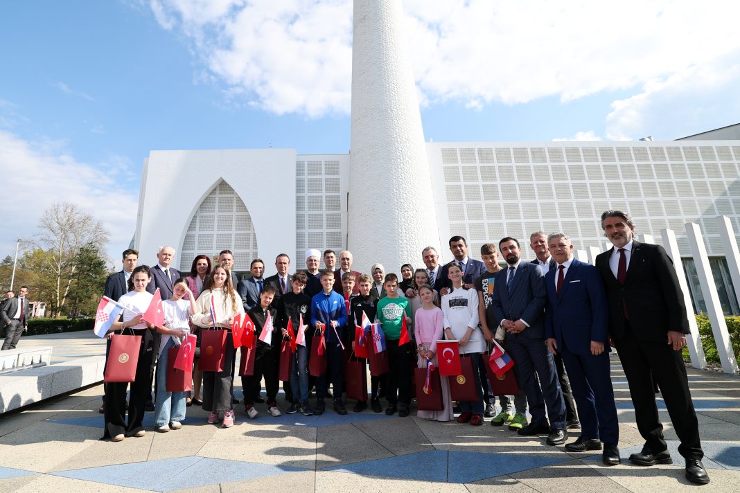 Posjeta predsjednika turske Narodne skupštine Islamskom kulturnom centru Sisak Posjeta predsjednika turske Narodne skupštine Islamskom kulturnom centru Sisak