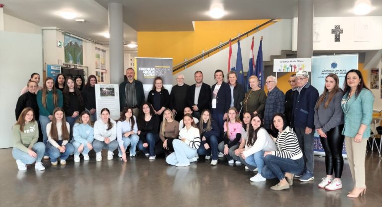 U Glini otvorena izložba „Rastemo zajedno“ posvećena volontiranju