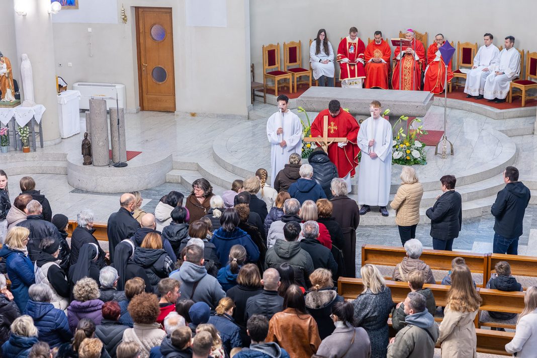Obredi Velikog petka u bazilici sv. Kvirina Obredi Velikog petka u bazilici sv. Kvirina