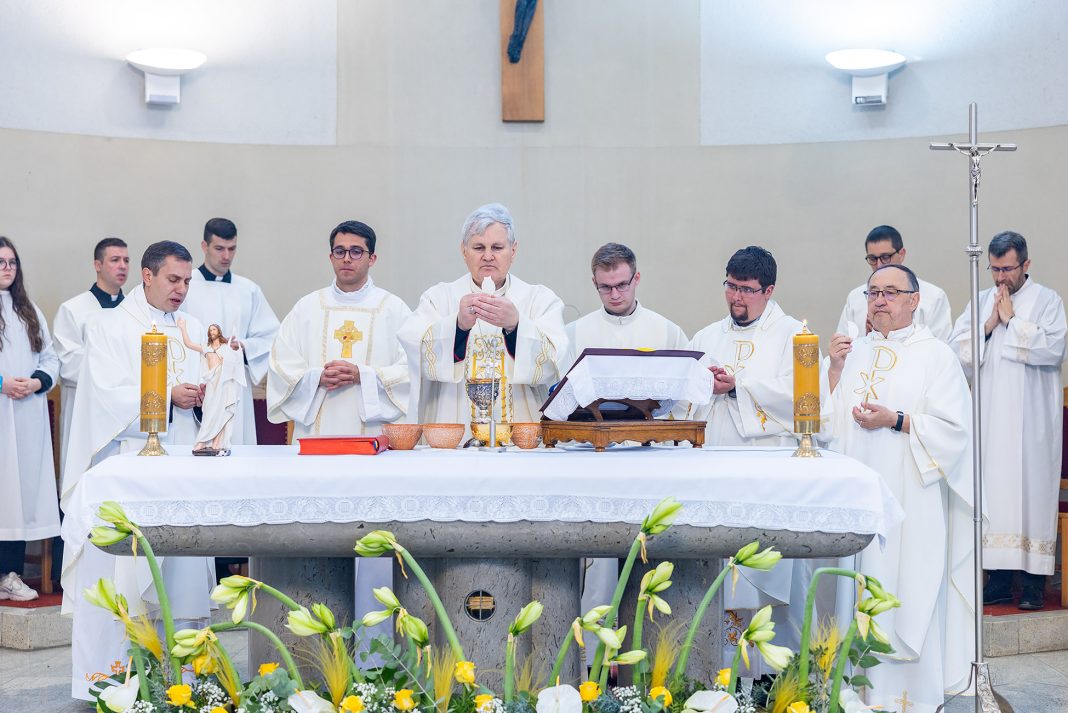 Uskrsno slavlje u bazilici sv. Kvirina Uskrsno slavlje u bazilici sv. Kvirina