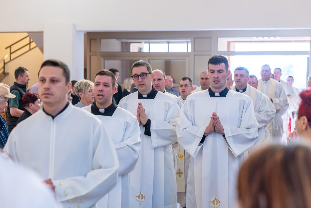 Među kandidate za sveti red primljeni bogoslovi Ivan, Matija i Tomislav Među kandidate za sveti red primljeni bogoslovi Ivan, Matija i Tomislav