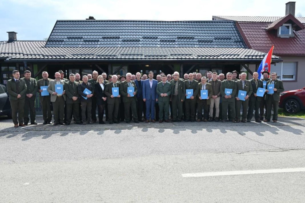 Uručeni ugovori o produljenju zakupa prava lova na zajedničkim otvorenim lovištima u Sisačko-moslavačkoj županiji. Uručeni ugovori o produljenju zakupa prava lova na zajedničkim otvorenim lovištima u Sisačko-moslavačkoj županiji.