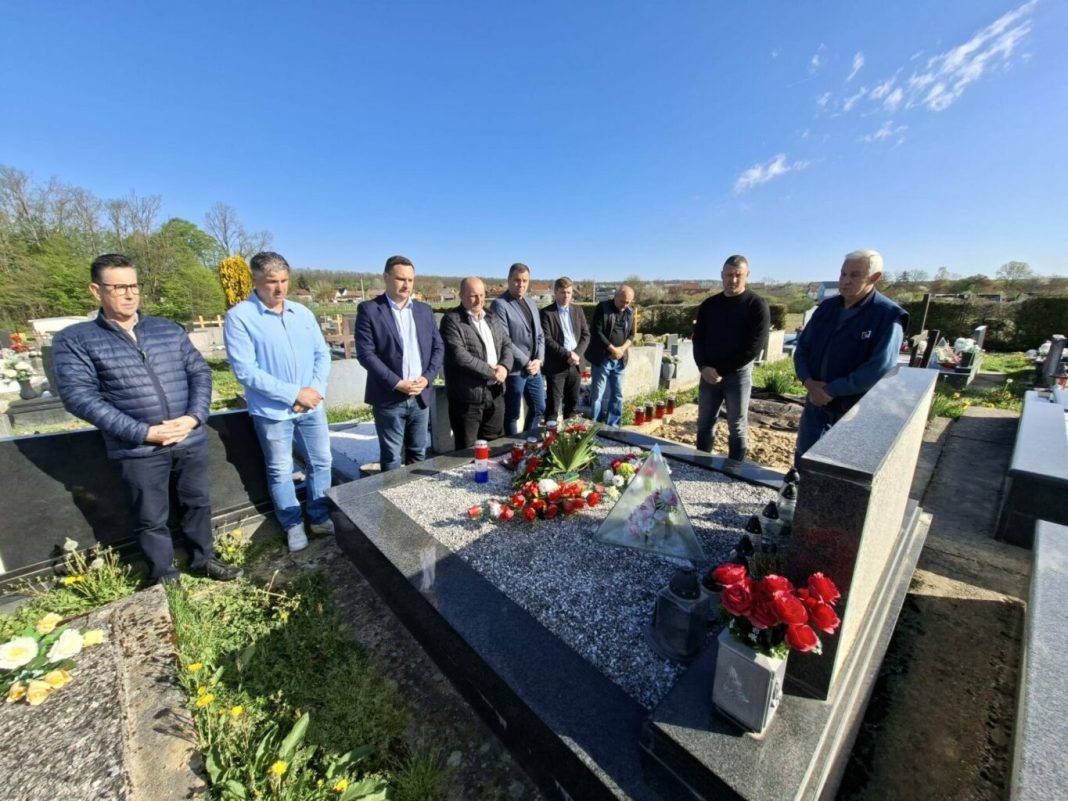 Obilježena godišnjica pogibije hrvatskog branitelja Zvonka Dumbovića Obilježena godišnjica pogibije hrvatskog branitelja Zvonka Dumbovića