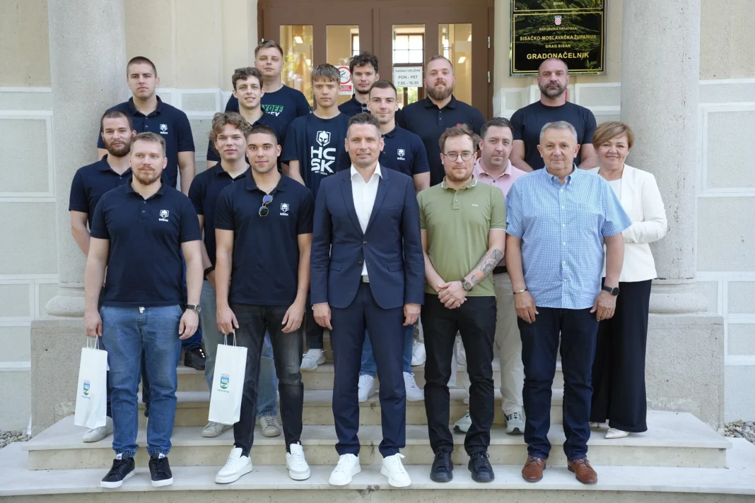 Gradonačelnik Domagoj Orlić primio KHL Sisak nakon osvajanja novog naslova prvaka Hrvatske i povijesne sezone u Alpskoj ligi Gradonačelnik Domagoj Orlić primio KHL Sisak nakon osvajanja novog naslova prvaka Hrvatske i povijesne sezone u Alpskoj ligi
