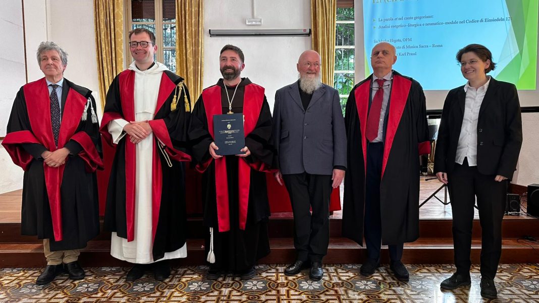 Župnik iz Gvozda, fra Marko Hrgota, stekao akademski stupanj doktora iz područja gregorijanskoga pjevanja Župnik iz Gvozda, fra Marko Hrgota, stekao akademski stupanj doktora iz područja gregorijanskoga pjevanja