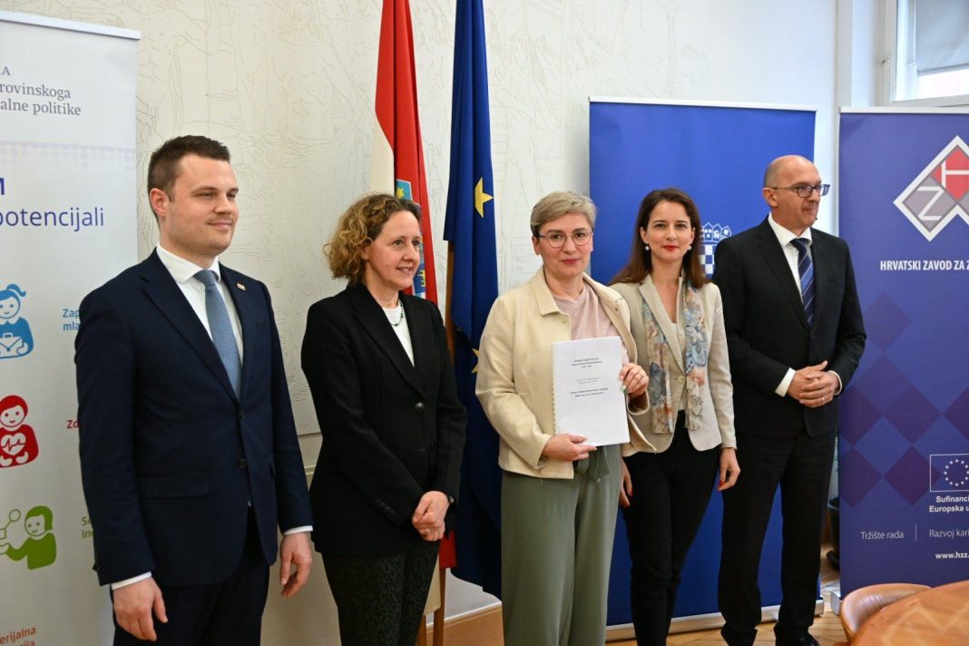 Pokretna knjižnica ići će i u ruralne dijelove Siska Pokretna knjižnica ići će i u ruralne dijelove Siska