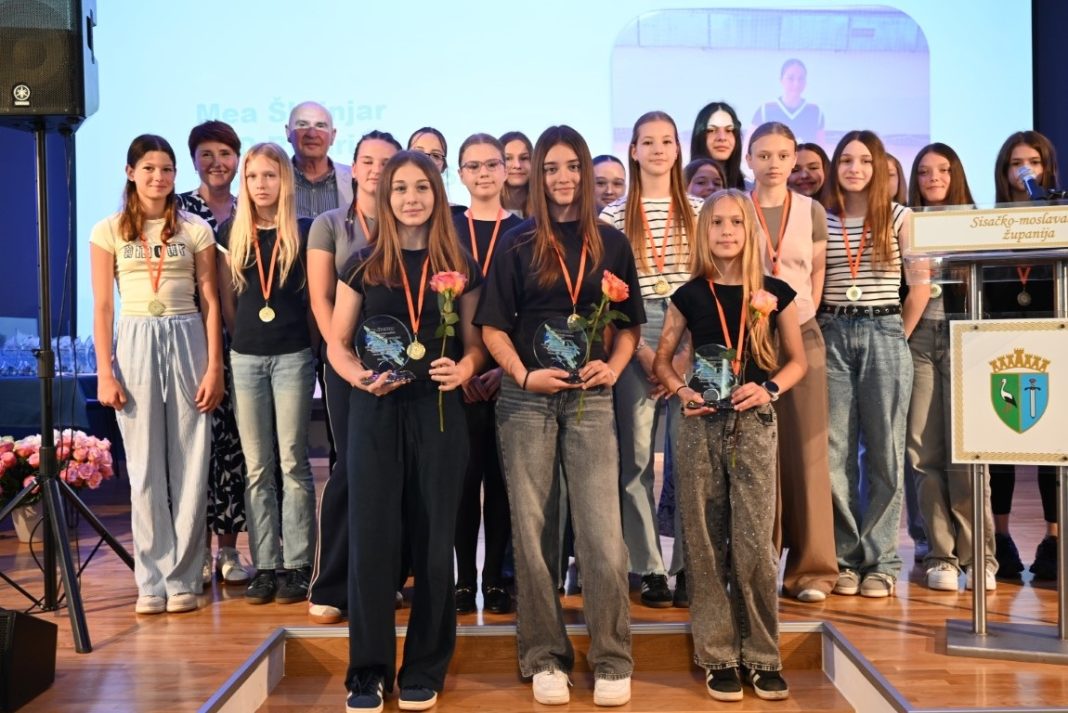 GALERIJA: Uručene nagrade za najbolje rezultate u školskom sportu GALERIJA: Uručene nagrade za najbolje rezultate u školskom sportu