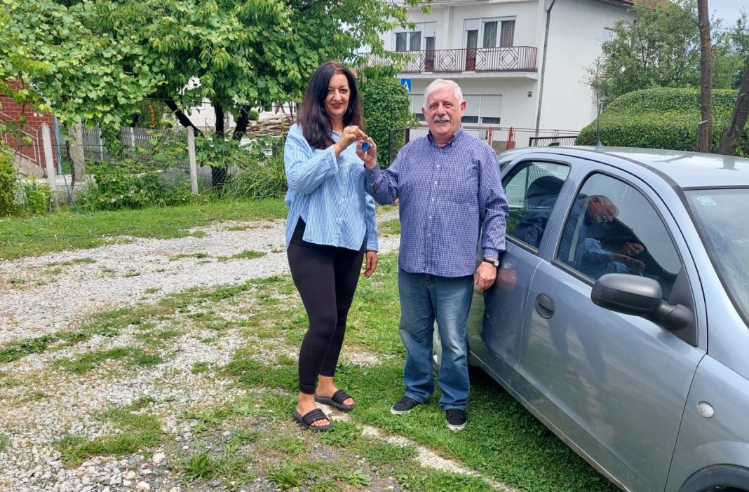 Kako bi lakše mogla pomagati potrebitima darovali joj auto Kako bi lakše mogla pomagati potrebitima darovali joj auto