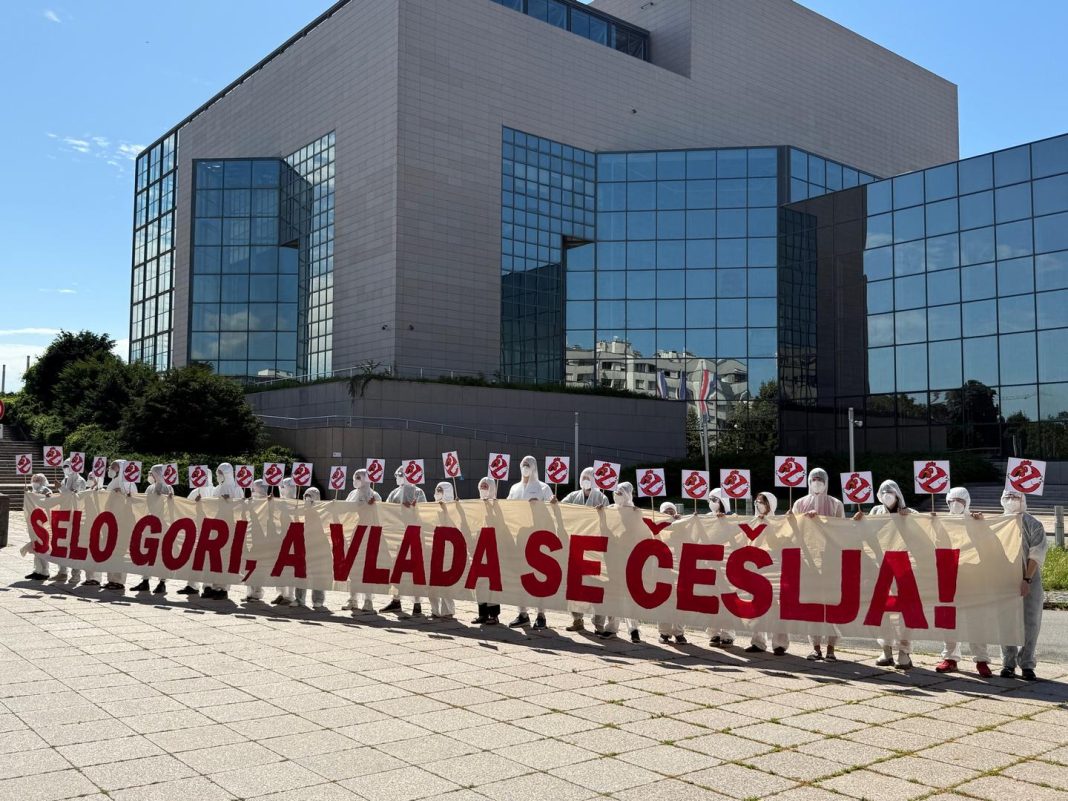 Održana akcija „Selo gori, a Vlada se češlja” ispred Vlade RH Održana akcija „Selo gori, a Vlada se češlja” ispred Vlade RH