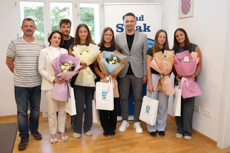 Gradonačelnik Domagoj Orlić primio državne rekorderke Plivačkog kluba Sisak Janaf