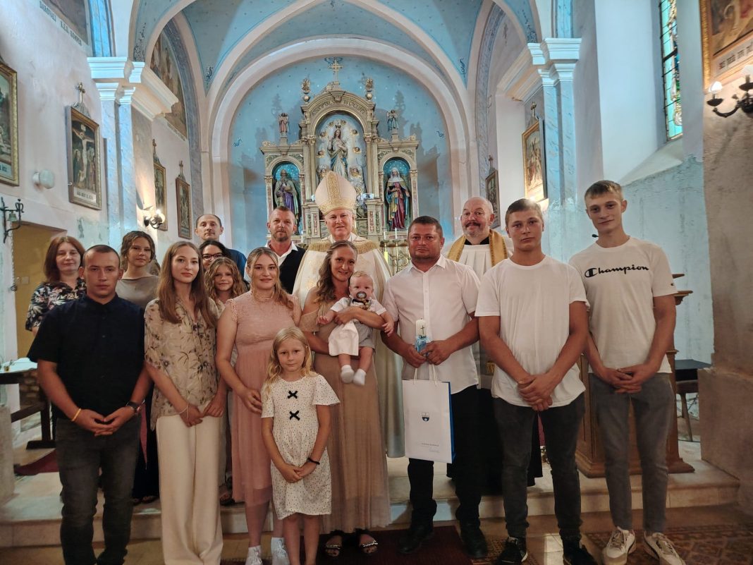 Biskup krstio šesto dijete obitelji Sučić Biskup krstio šesto dijete obitelji Sučić