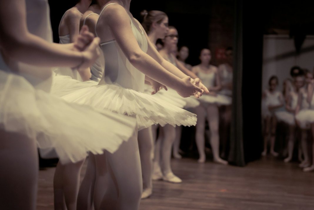 Baletni studio u Sisku poziva djevojčice na upis! woman in white dress dancing on stage