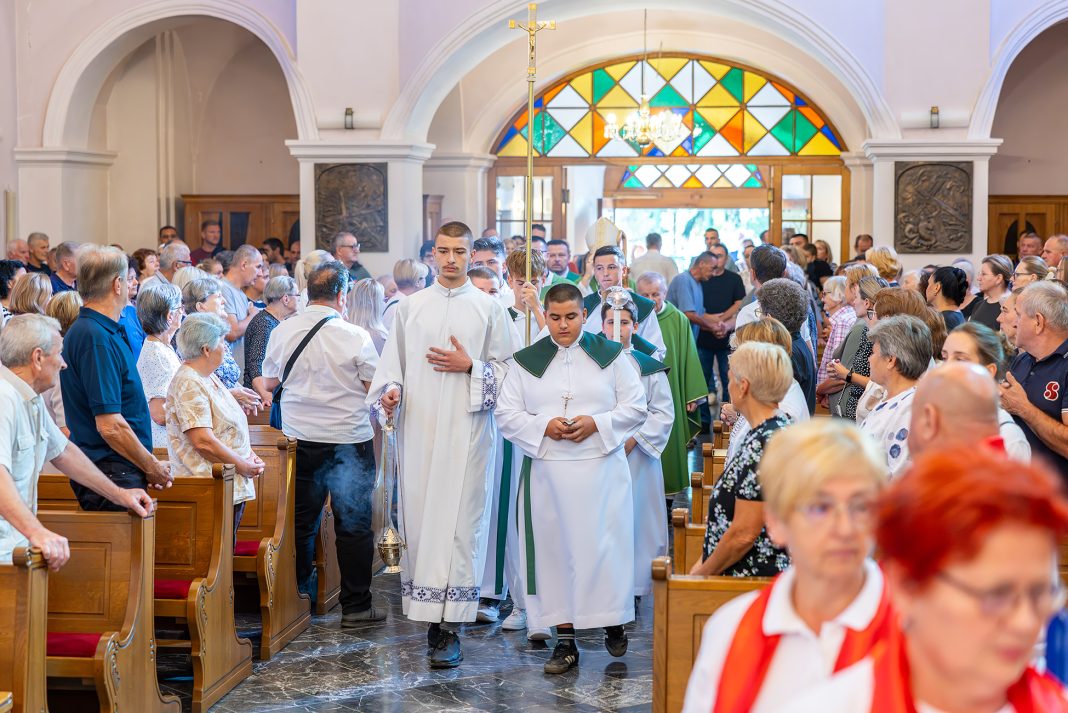 Biskup Košić u Petrinji u službu uveo novog župnika Filipa Šabalju Biskup Košić u Petrinji u službu uveo novog župnika Filipa Šabalju