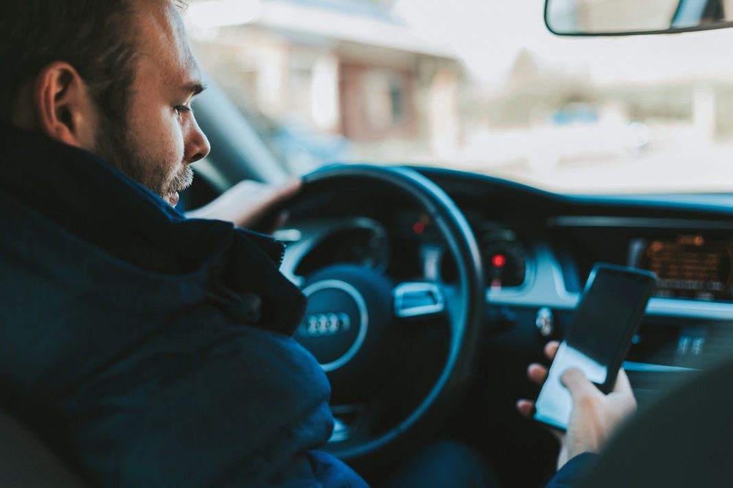 Najava pojačanog nadzora u prometu man holding black smartphone