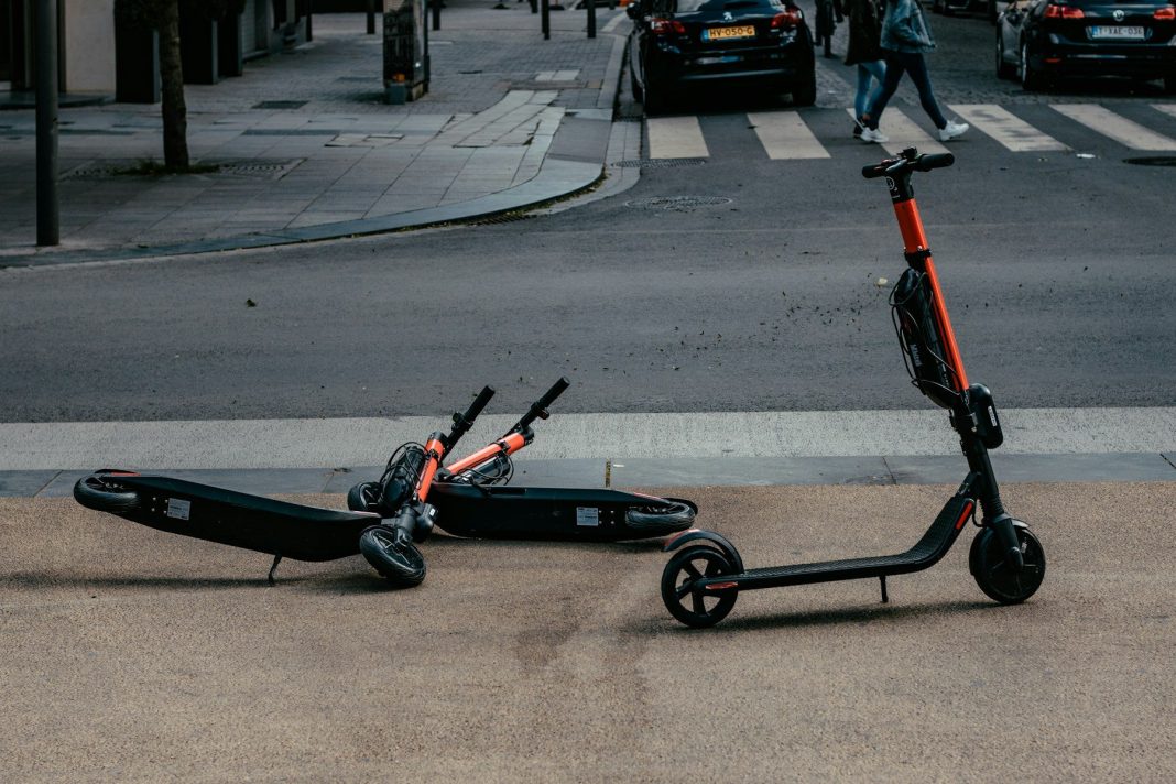 MUP poslao apel roditeljima vezano za električne romobile motorized scooters parked near road during daytime