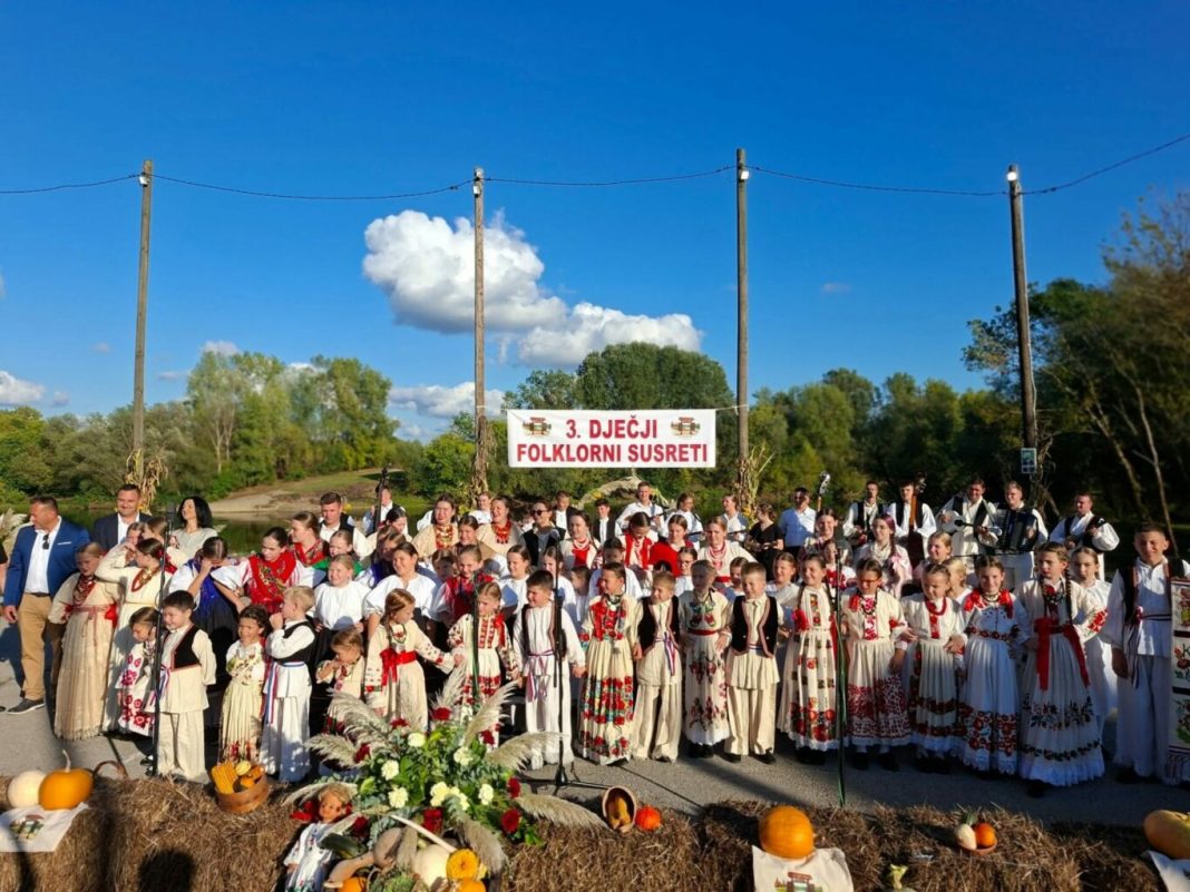 Održani Dan otvorenih vrata obnovljene Područne škole Letovanić i 3. Dječji folklorni susreti Održani Dan otvorenih vrata obnovljene Područne škole Letovanić i 3. Dječji folklorni susreti