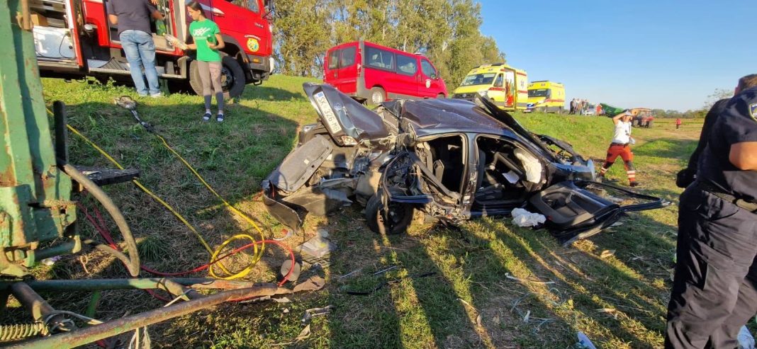 Četvero ozlijeđenih u prometnoj nesreći, maloljetnik helikopterom prevezen u KBC Dubrava Četvero ozlijeđenih u prometnoj nesreći, maloljetnik helikopterom prevezen u KBC Dubrava