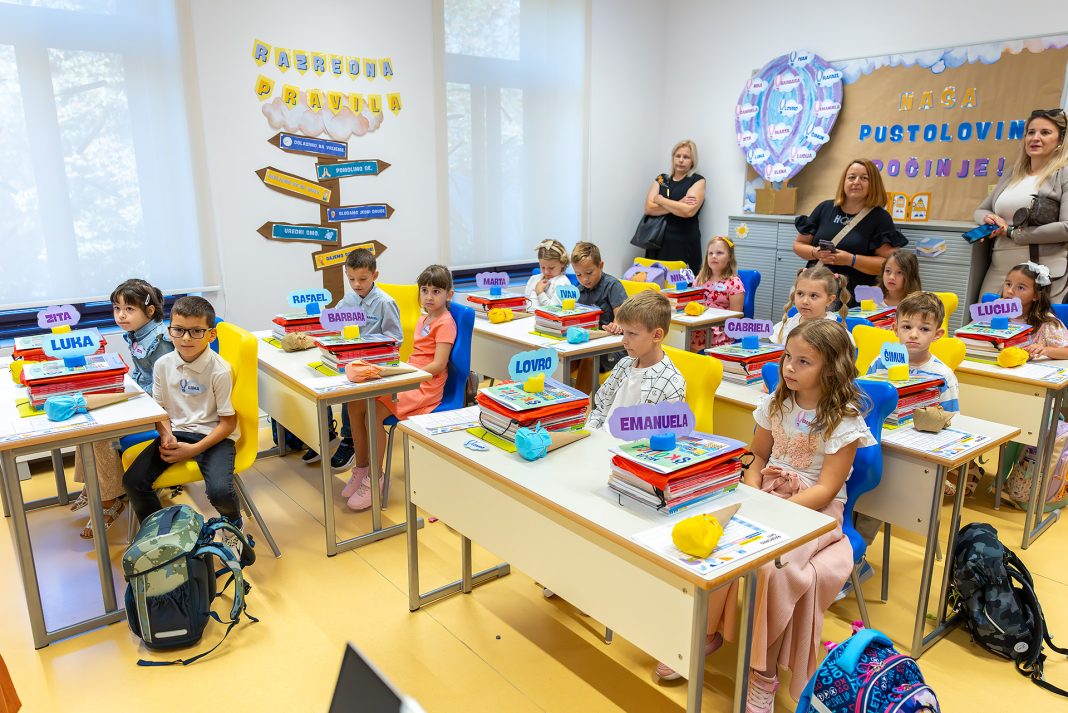 Nova školska godina započela u Katoličkoj osnovnoj školi u Sisku Nova školska godina započela u Katoličkoj osnovnoj školi u Sisku